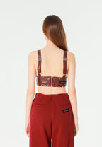 Top de efecto piel con escote pronunciado y tachuelas metálicas | MWM [PS_COLORS:BURGUNDY]
