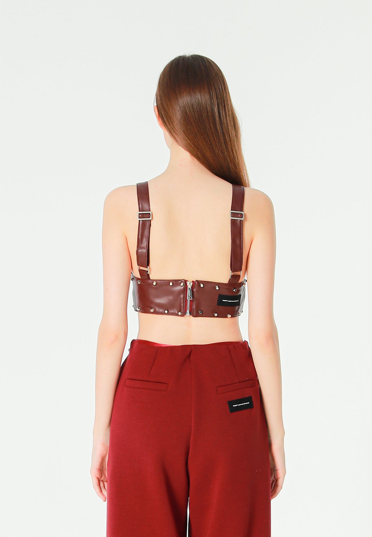 Top de efecto piel con escote pronunciado y tachuelas metálicas | MWM [PS_COLORS:BURGUNDY]