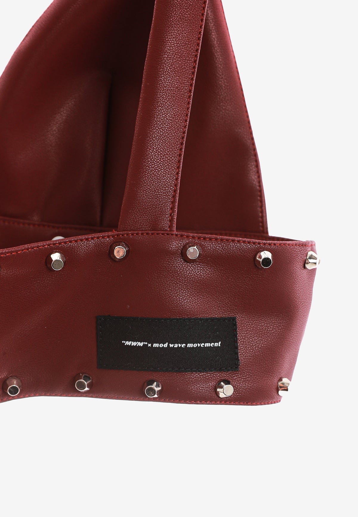 Top de efecto piel con escote pronunciado y tachuelas metálicas | MWM [PS_COLORS:BURGUNDY]