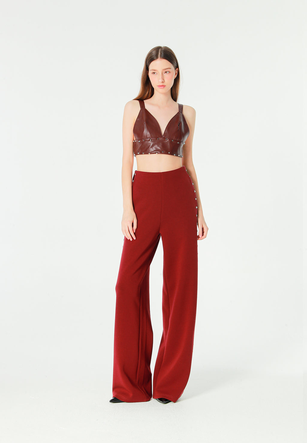 Top de efecto piel con escote pronunciado y tachuelas metálicas | MWM [PS_COLORS:BURGUNDY]