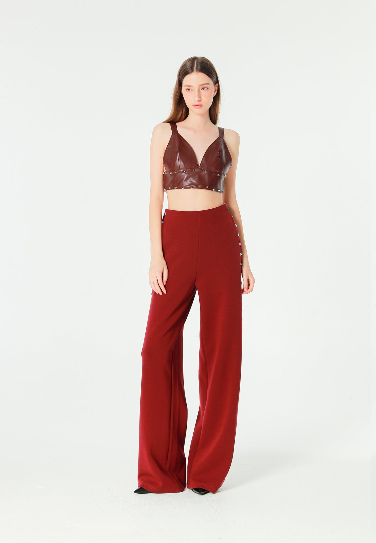 Top de efecto piel con escote pronunciado y tachuelas metálicas | MWM [PS_COLORS:BURGUNDY]
