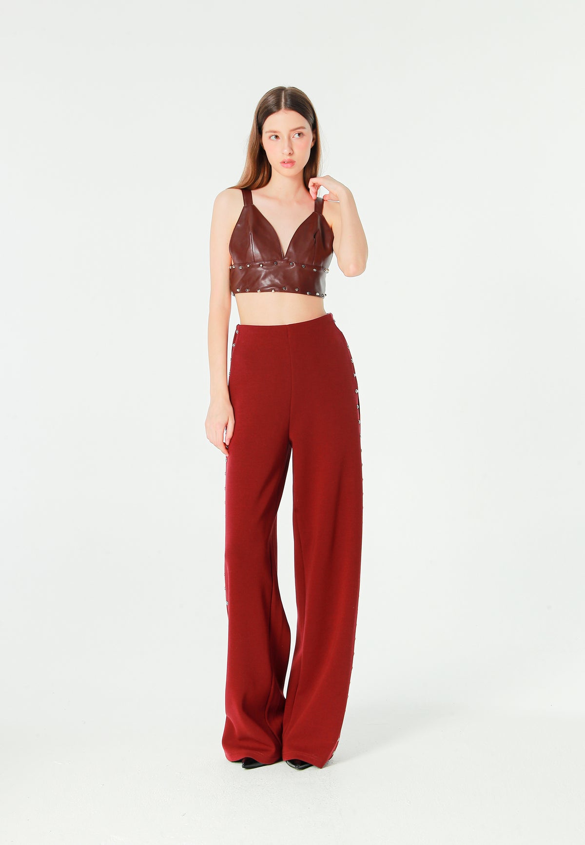 Top de efecto piel con escote pronunciado y tachuelas metálicas | MWM [PS_COLORS:BURGUNDY]