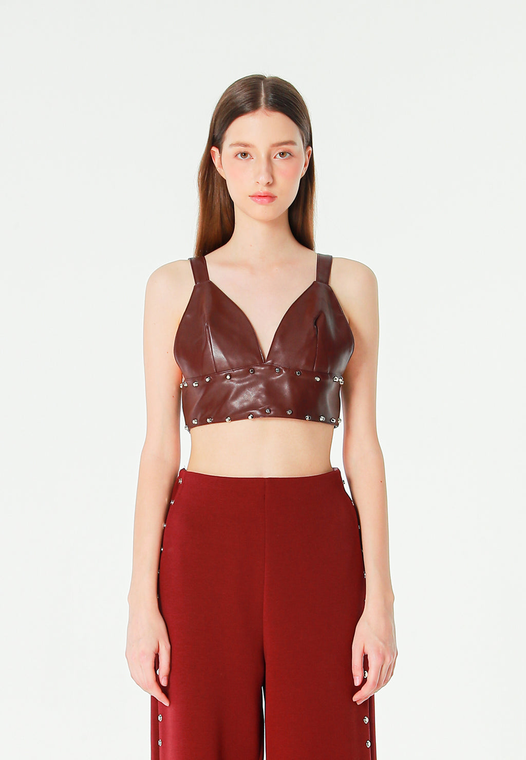 Top de efecto piel con escote pronunciado y tachuelas metálicas | MWM [PS_COLORS:BURGUNDY]