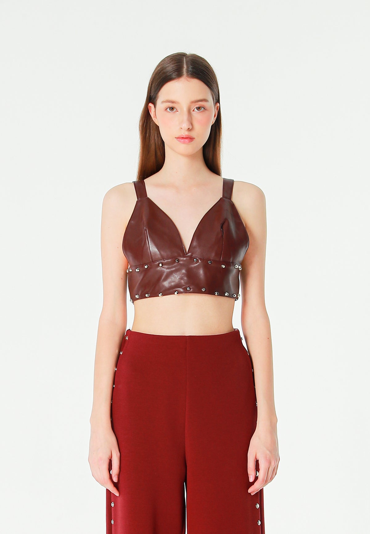 Top de efecto piel con escote pronunciado y tachuelas metálicas | MWM [PS_COLORS:BURGUNDY]