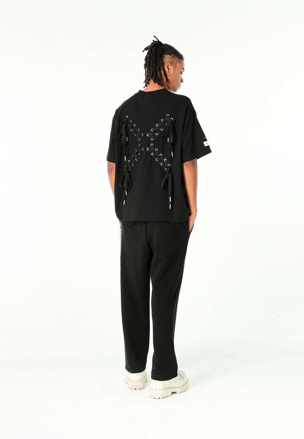 Camiseta Relaxed Fit con manga caída y X de cordones cruzados | MWM [PS_COLORS:BLACK]