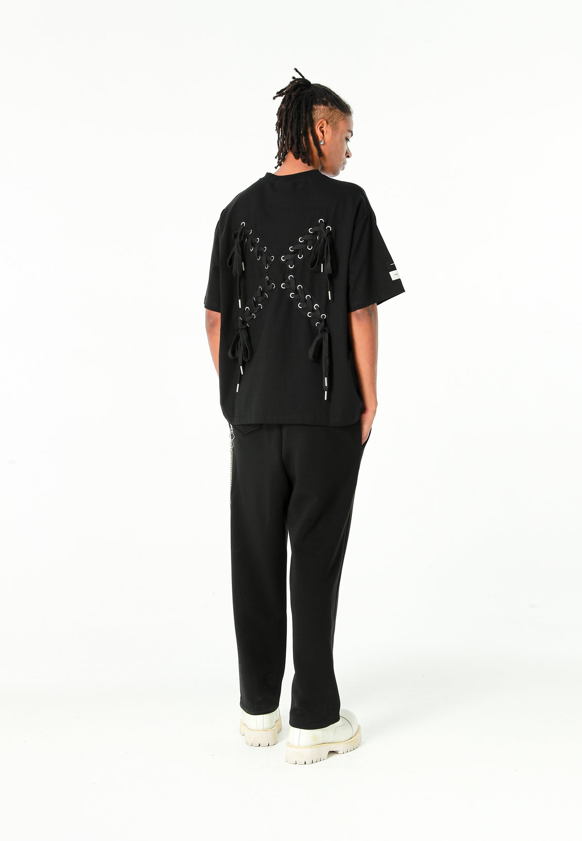 Camiseta Relaxed Fit con manga caída y X de cordones cruzados | MWM [PS_COLORS:BLACK]