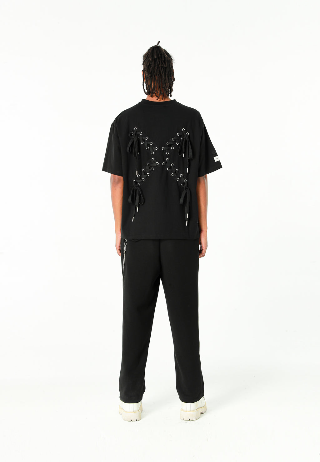 Camiseta Relaxed Fit con manga caída y X de cordones cruzados | MWM [PS_COLORS:BLACK]