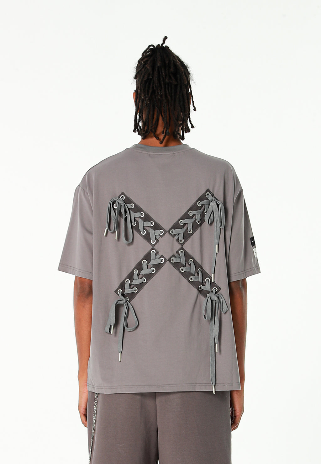 Camiseta Relaxed Fit con manga caída y X de cordones cruzados | MWM [PS_COLORS:GREY]