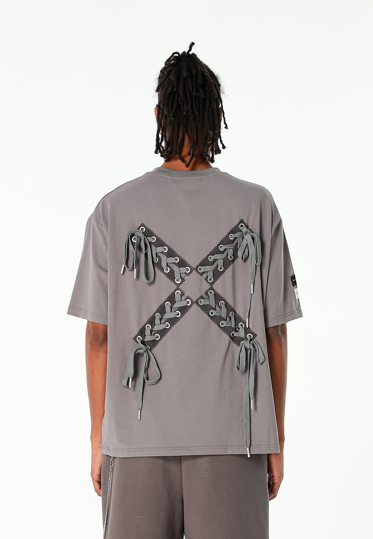 Camiseta Relaxed Fit con manga caída y X de cordones cruzados | MWM [PS_COLORS:GREY]