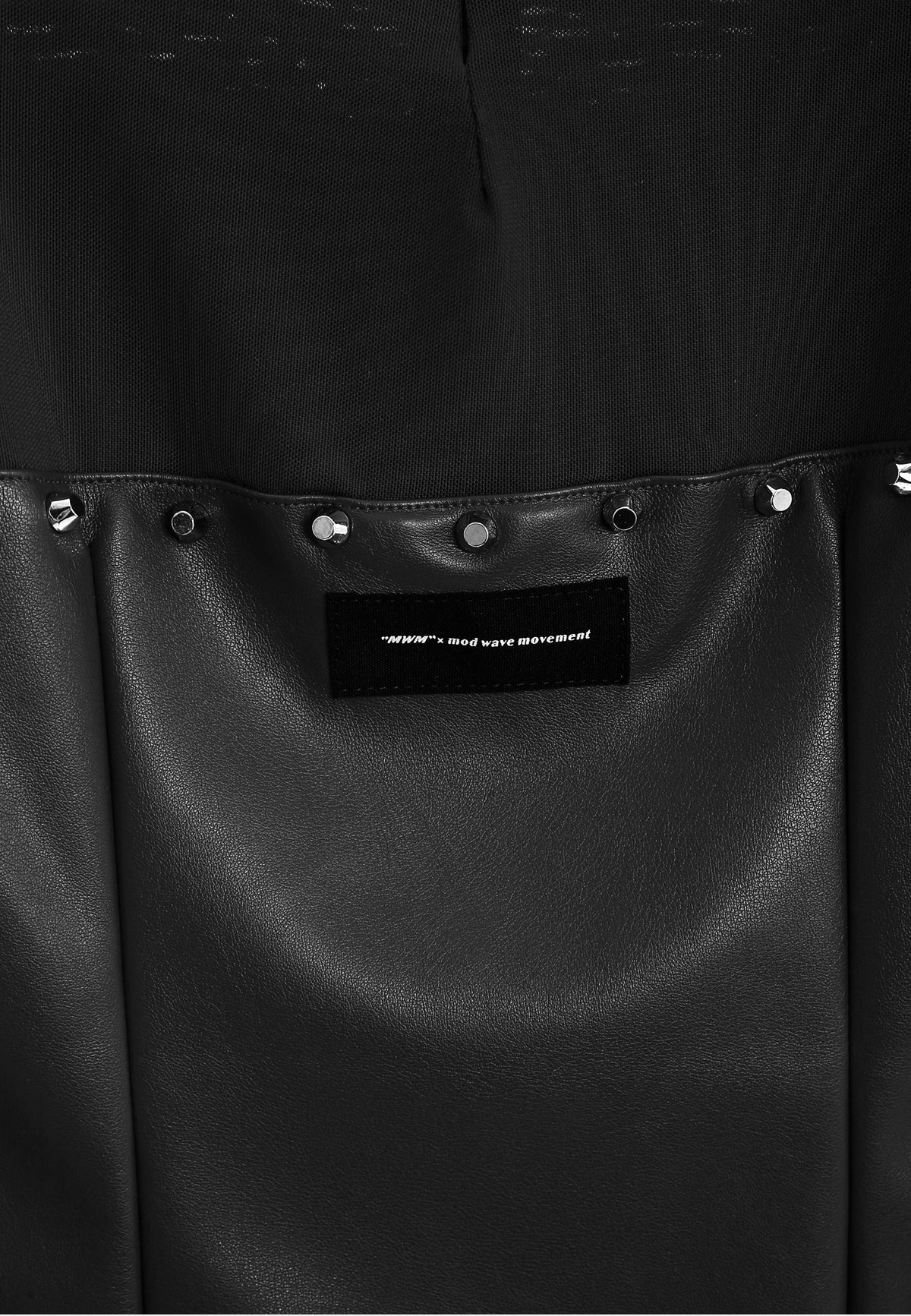 Body ajustado de manga larga con polipiel, tul y tachuelas metálicas | MWM [PS_COLORS:BLACK]