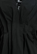 Camisa básica de mujer con corte asiático, pliegues y escote | MWM [PS_COLORS:BLACK]