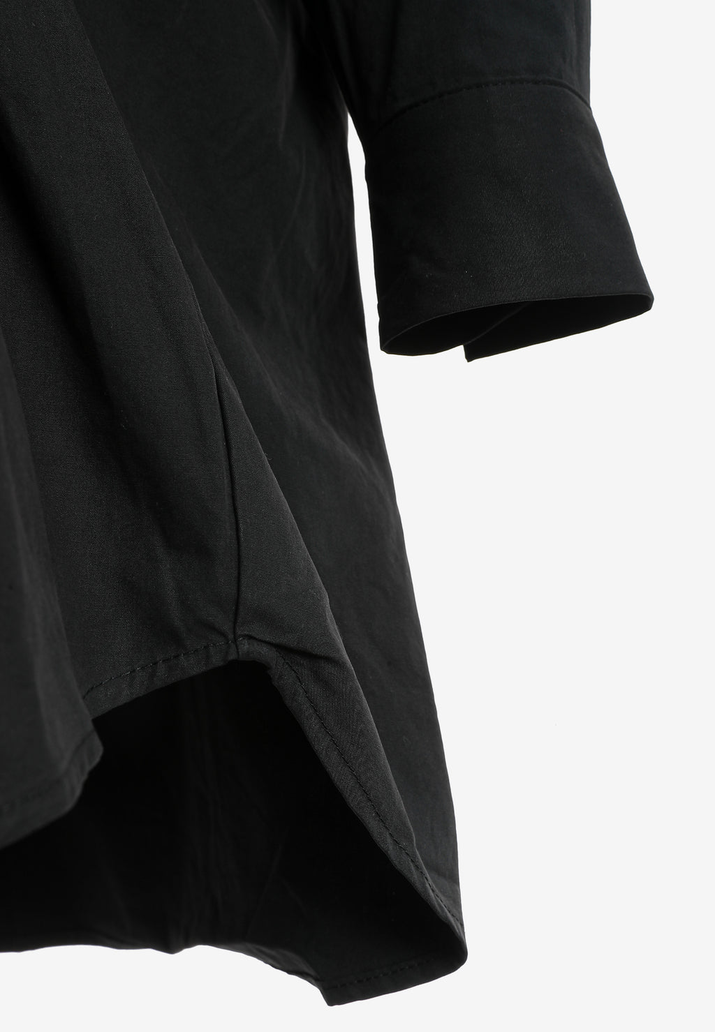 Camisa básica de mujer con corte asiático, pliegues y escote | MWM [PS_COLORS:BLACK]