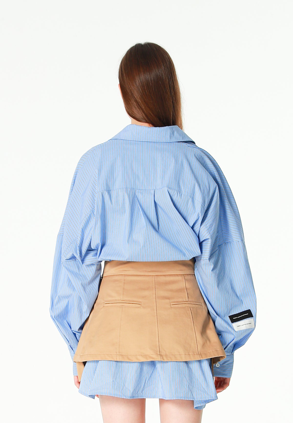 Camisa básica de mujer con corte asiático, pliegues y escote | MWM [PS_COLORS:BLUE]