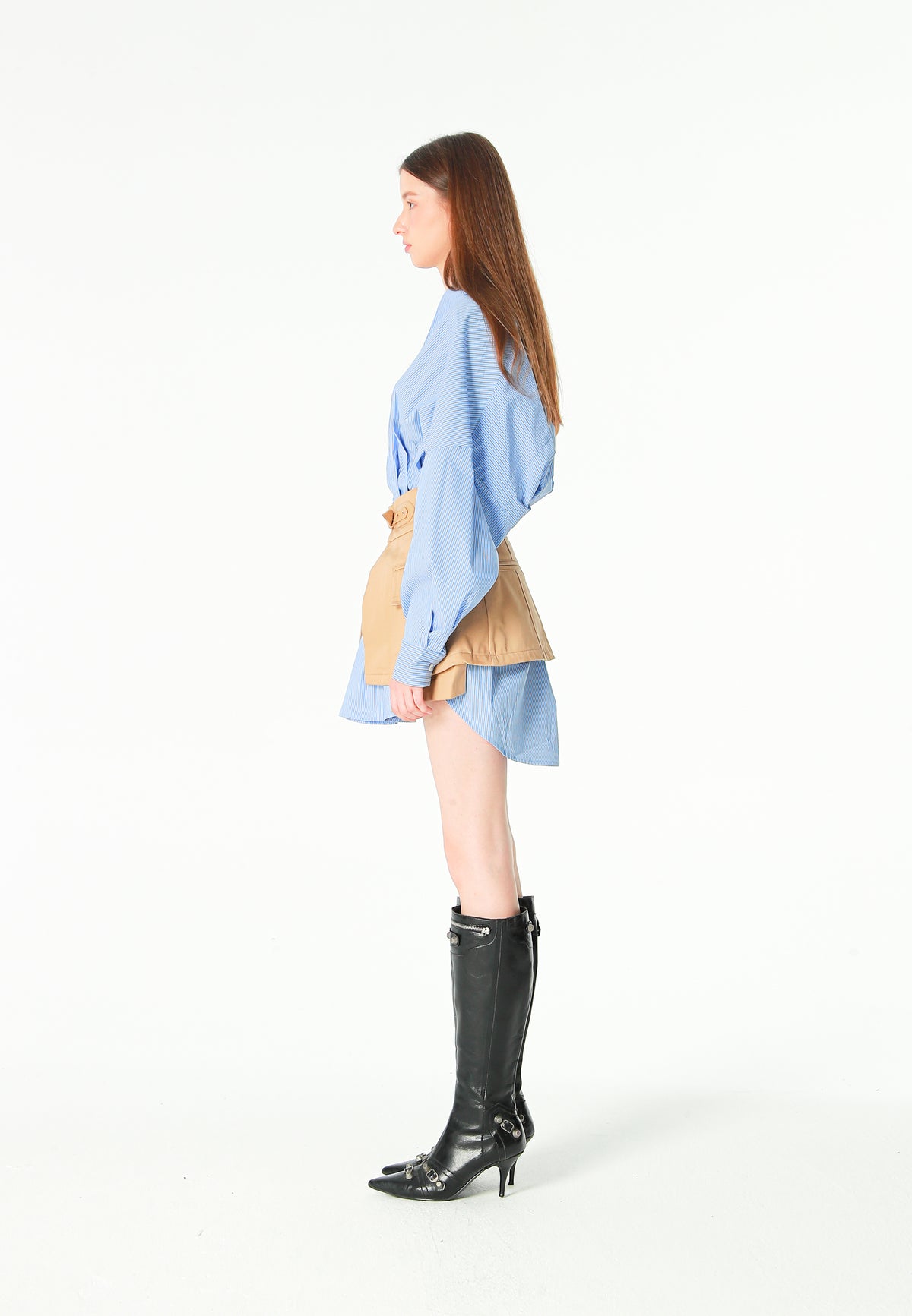Camisa básica de mujer con corte asiático, pliegues y escote | MWM [PS_COLORS:BLUE]