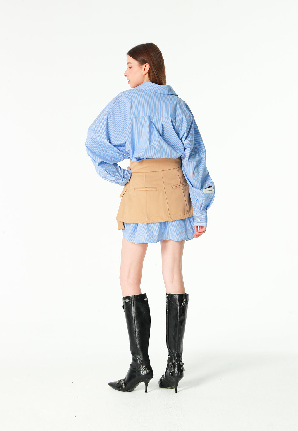Camisa básica de mujer con corte asiático, pliegues y escote | MWM [PS_COLORS:BLUE]