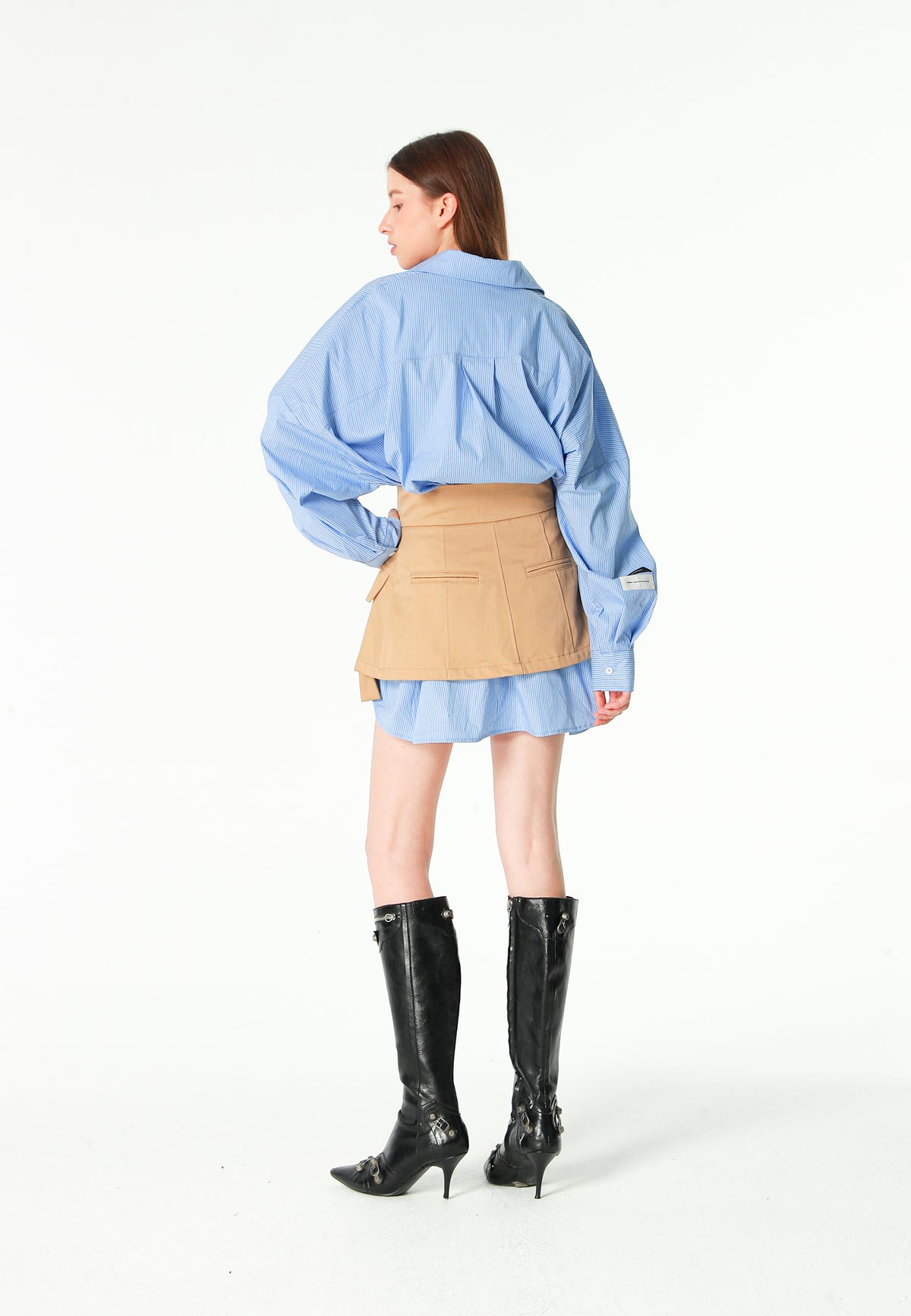 Camisa básica de mujer con corte asiático, pliegues y escote | MWM [PS_COLORS:BLUE]