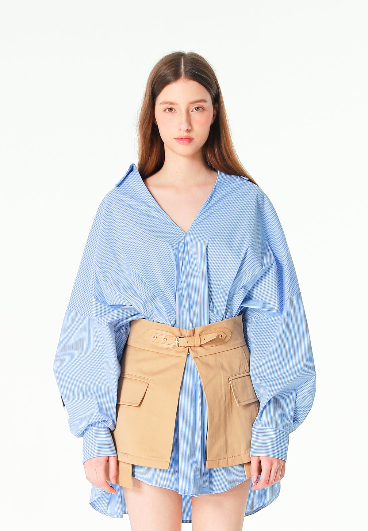 Camisa básica de mujer con corte asiático, pliegues y escote | MWM [PS_COLORS:BLUE]