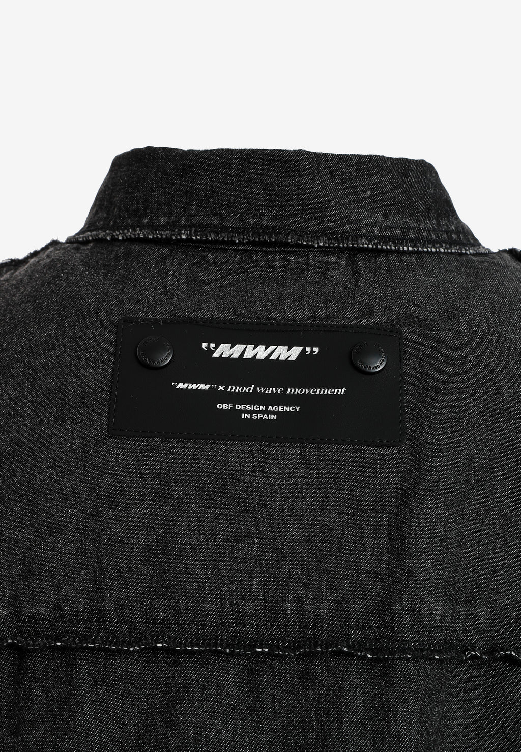 Camisa vaquera TEDDY de corte relajado con parches Teddy en frontal y espalda | MWM [PS_COLORS:BLACK]