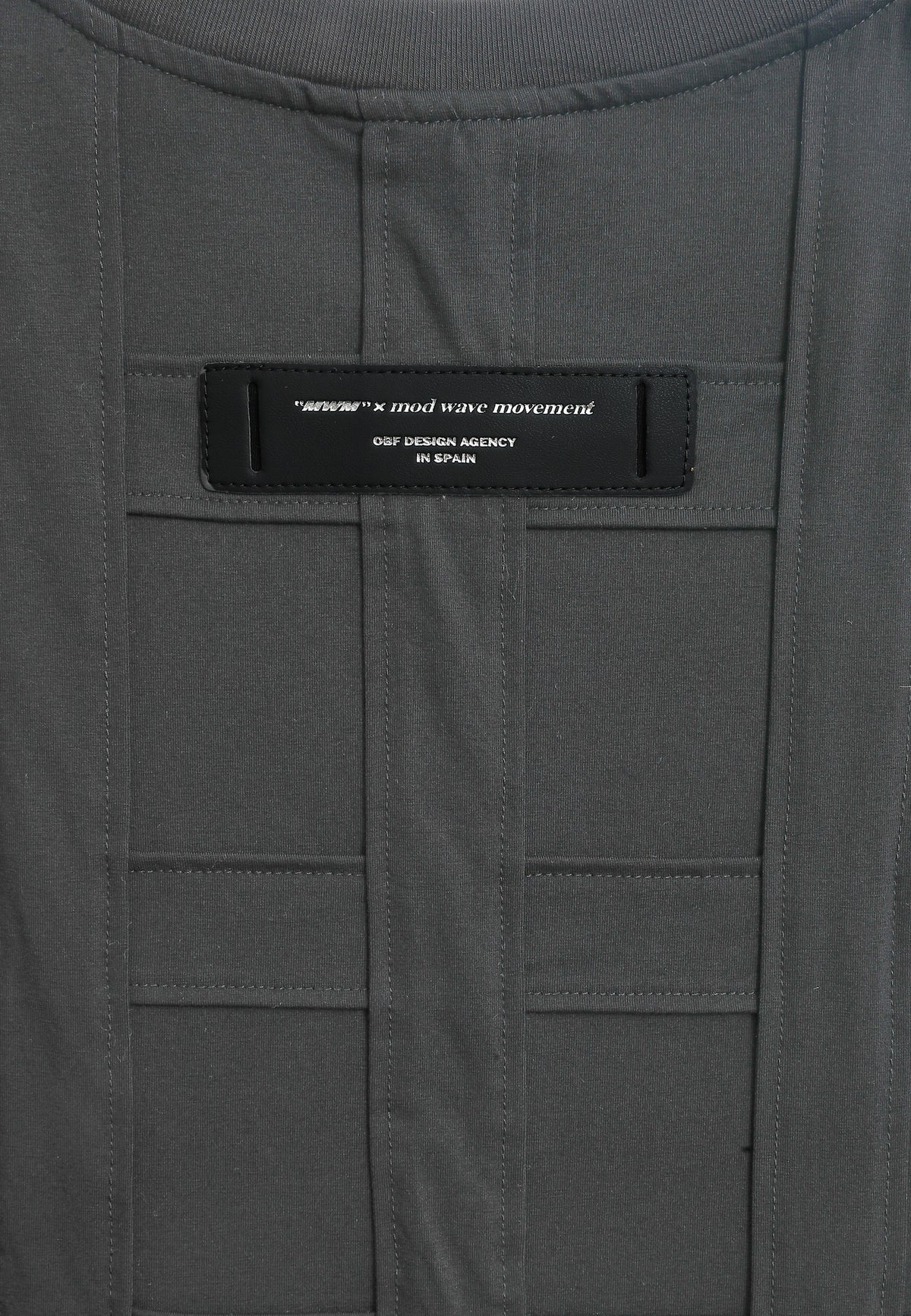 Camiseta de corte relajado con diseño entrelazado y tachuelas en los hombros | MWM [PS_COLORS:GREY]