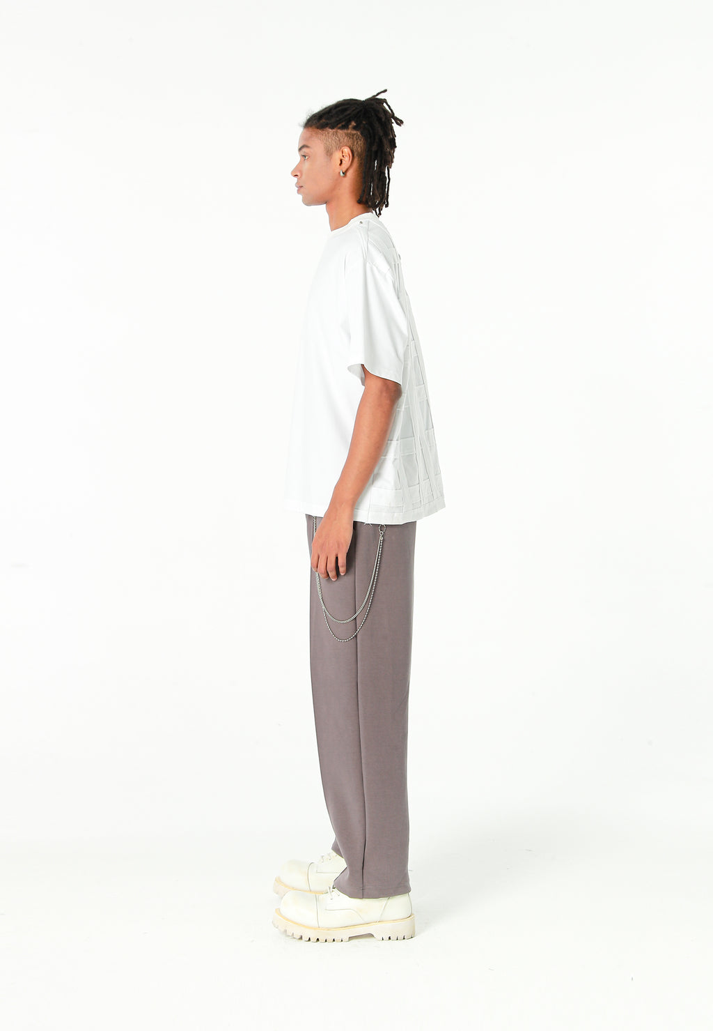 Camiseta de corte relajado con diseño entrelazado y tachuelas en los hombros | MWM [PS_COLORS:WHITE]