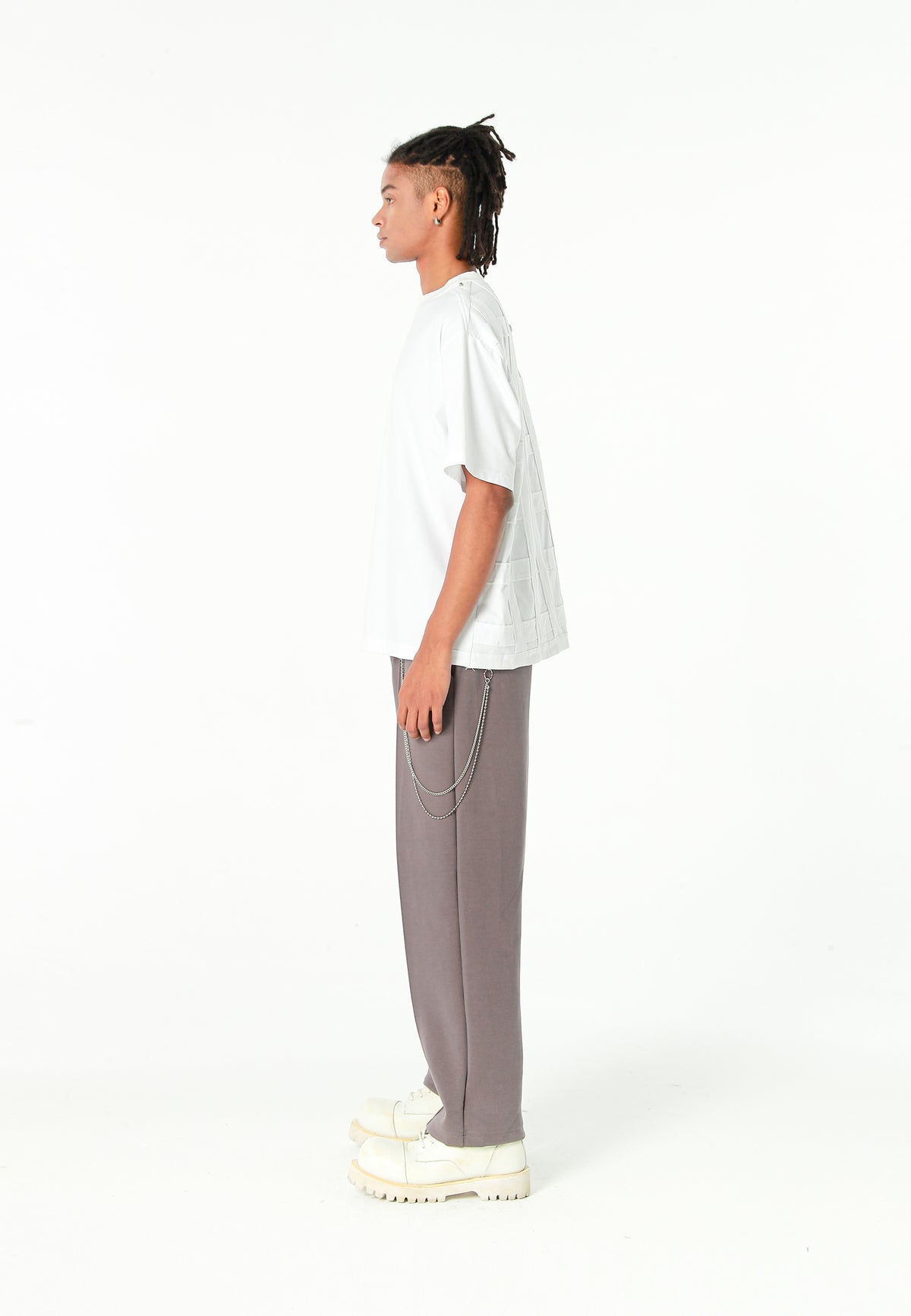 Camiseta de corte relajado con diseño entrelazado y tachuelas en los hombros | MWM [PS_COLORS:WHITE]