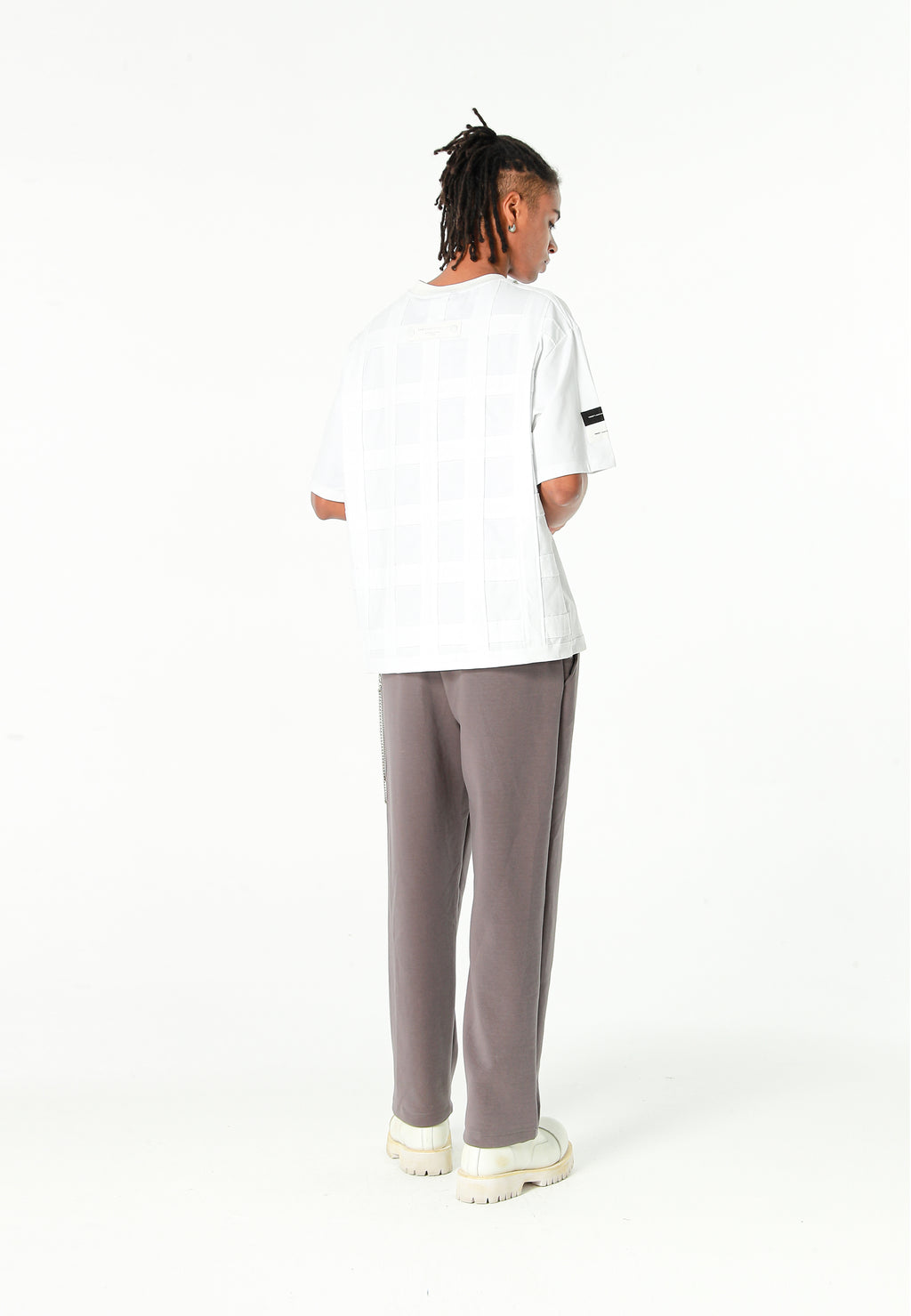 Camiseta de corte relajado con diseño entrelazado y tachuelas en los hombros | MWM [PS_COLORS:WHITE]