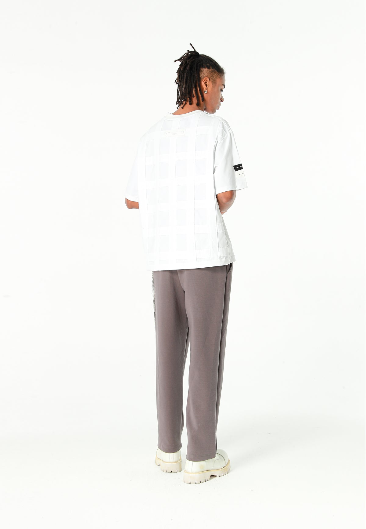 Camiseta de corte relajado con diseño entrelazado y tachuelas en los hombros | MWM [PS_COLORS:WHITE]