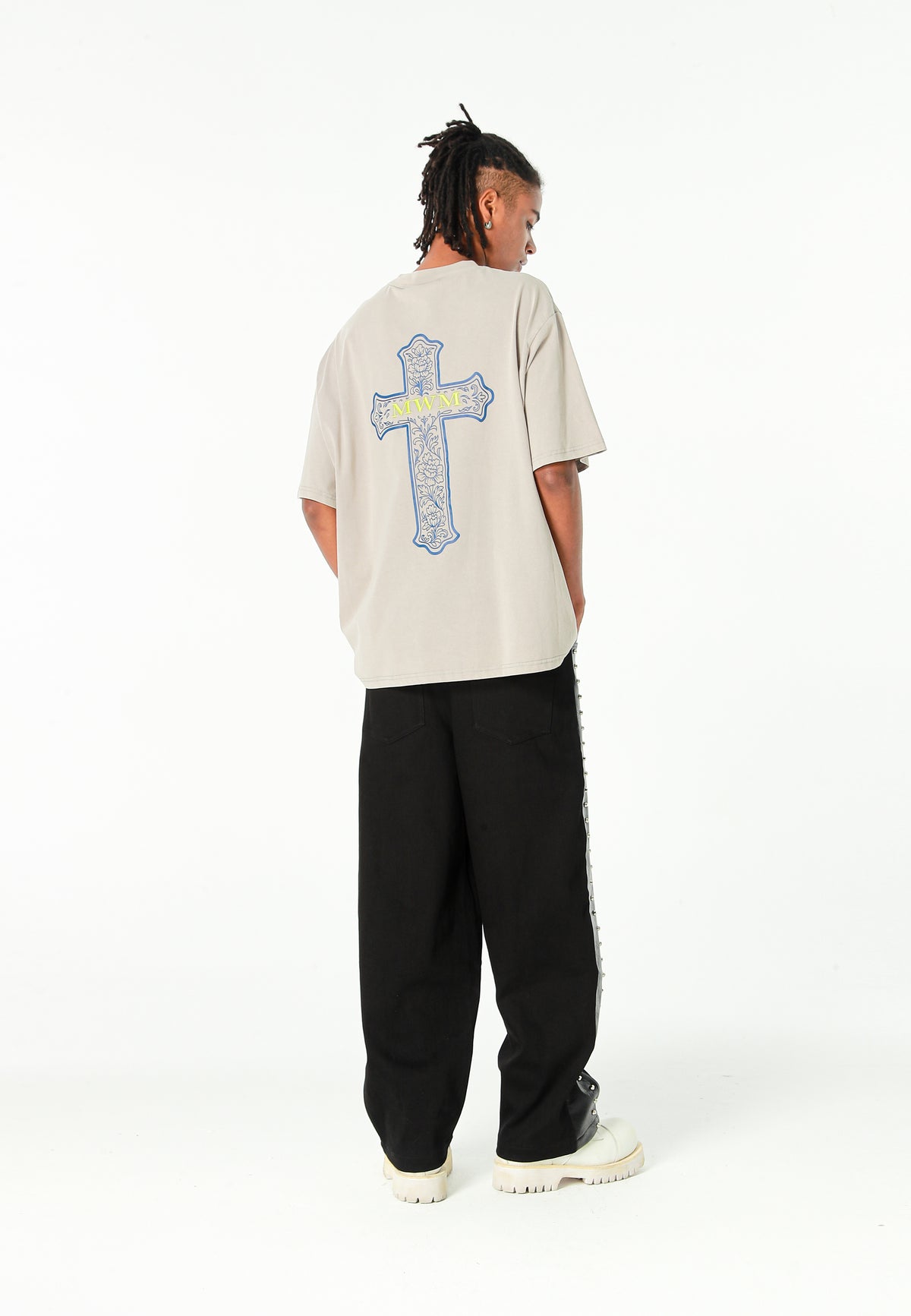 Camiseta de corte regular lavada con logo infinito y cruz bordada | MWM [PS_COLORS:GREY]