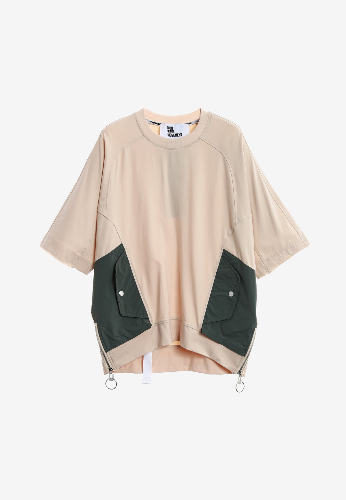 Camiseta oversize con bolsillos frontales técnicos y logo bordado en la espalda | MWM [PS_COLORS:ECRU]