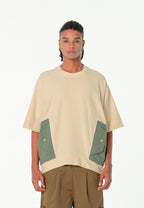 Camiseta oversize con bolsillos frontales técnicos y logo bordado en la espalda | MWM [PS_COLORS:ECRU]