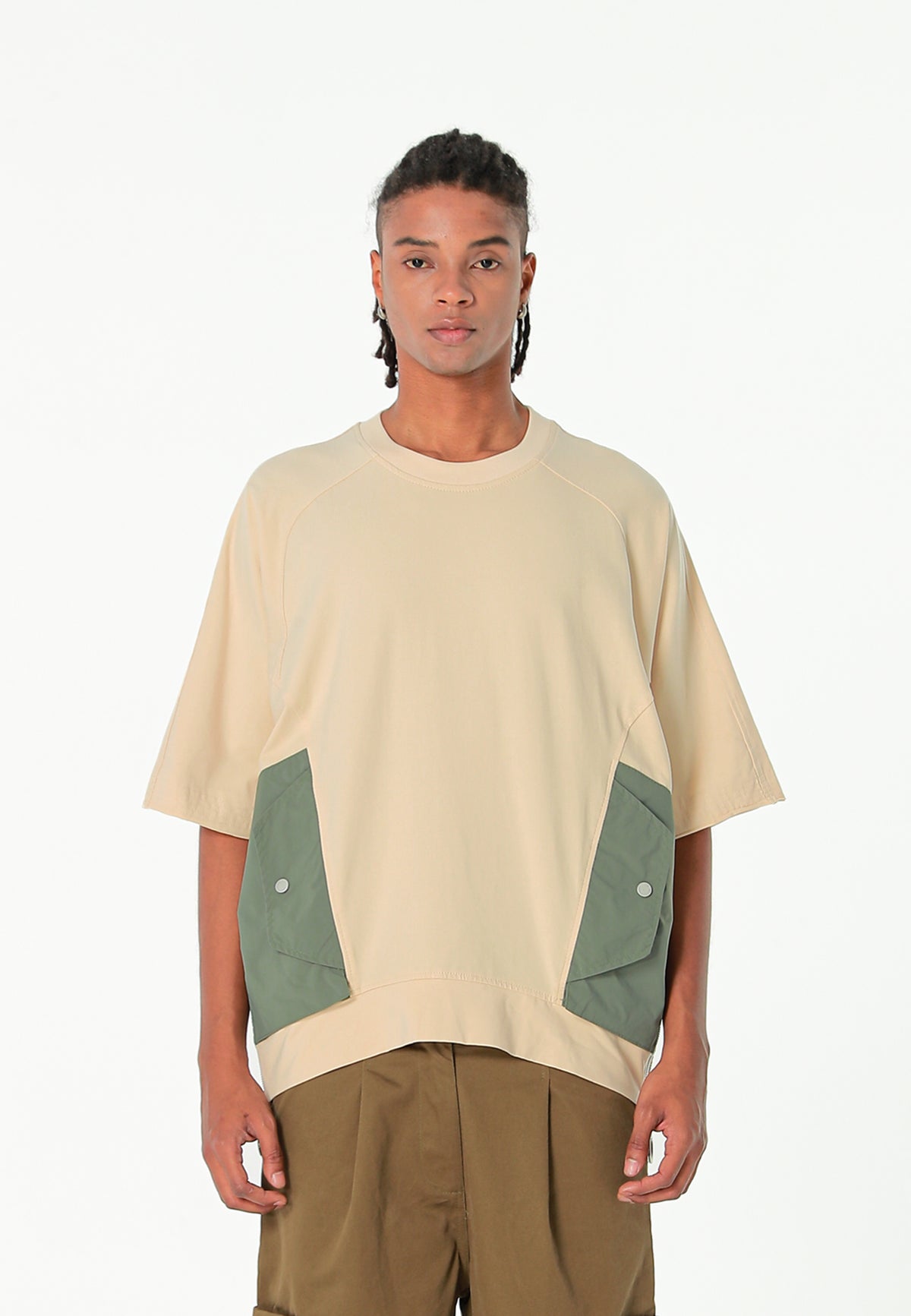 Camiseta oversize con bolsillos frontales técnicos y logo bordado en la espalda | MWM [PS_COLORS:ECRU]