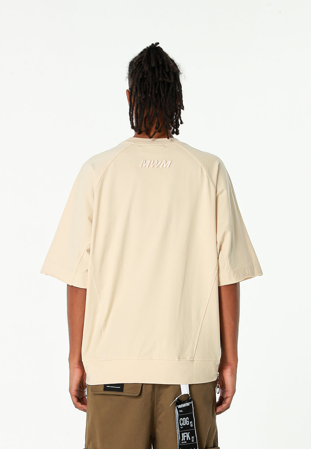 Camiseta oversize con bolsillos frontales técnicos y logo bordado en la espalda | MWM [PS_COLORS:ECRU]