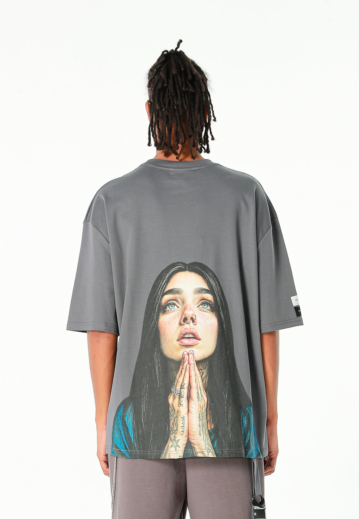 Camiseta Faces de algodón mercerizado con print de gran formato | MWM [PS_COLORS:GREY]