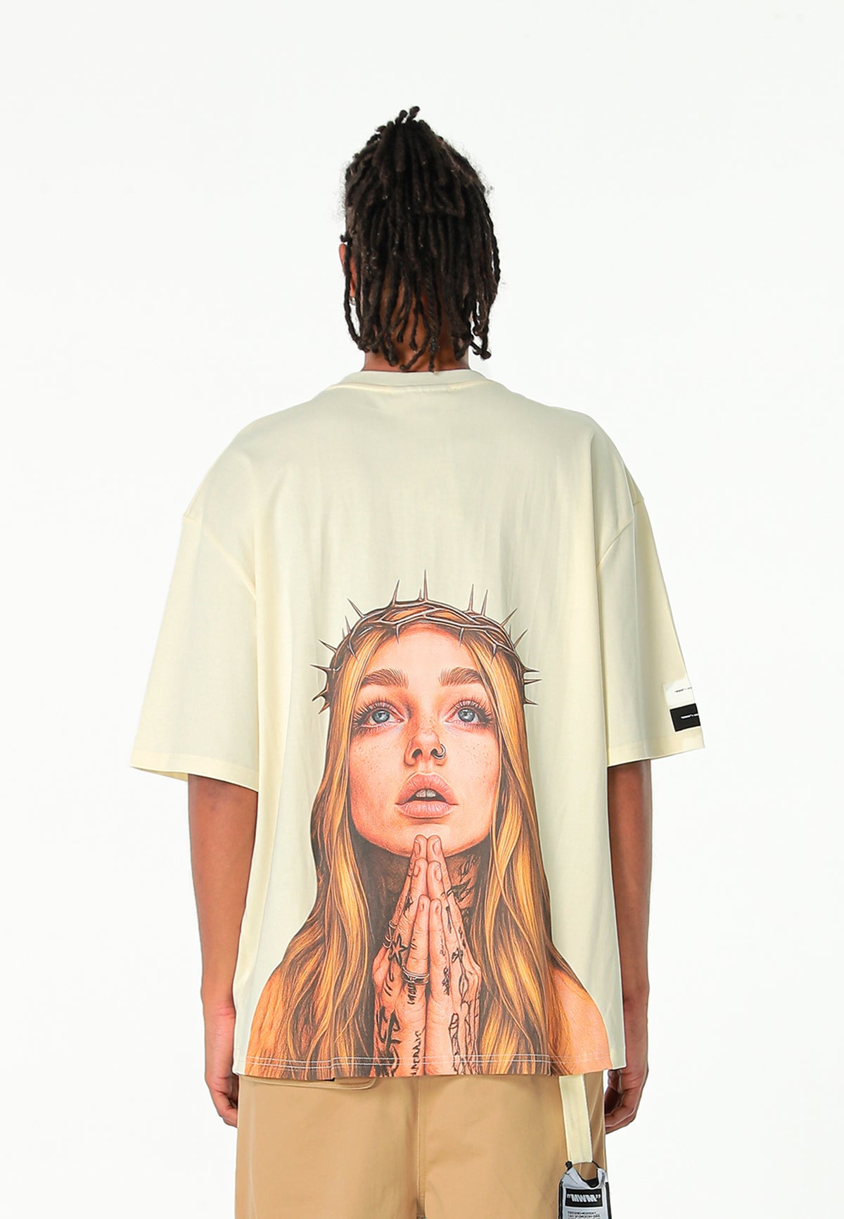 Camiseta Faces de algodón mercerizado con print de gran formato | MWM [PS_COLORS:ECRU]