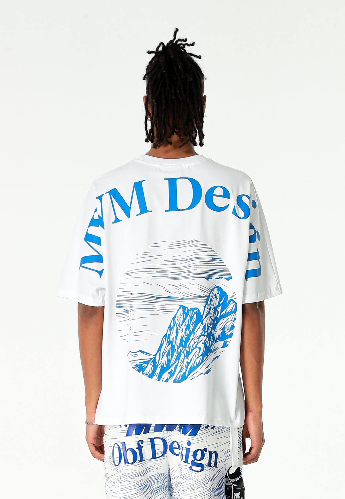 Camiseta de corte cuadrado y relajado con paisaje en la espalda | MWM [PS_COLORS:WHITE]