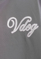Camiseta Vanguard Dogs VDOG de corte regular con bulldog y aplicaciones efecto piel en la espalda | MWM [PS_COLORS:GREY]