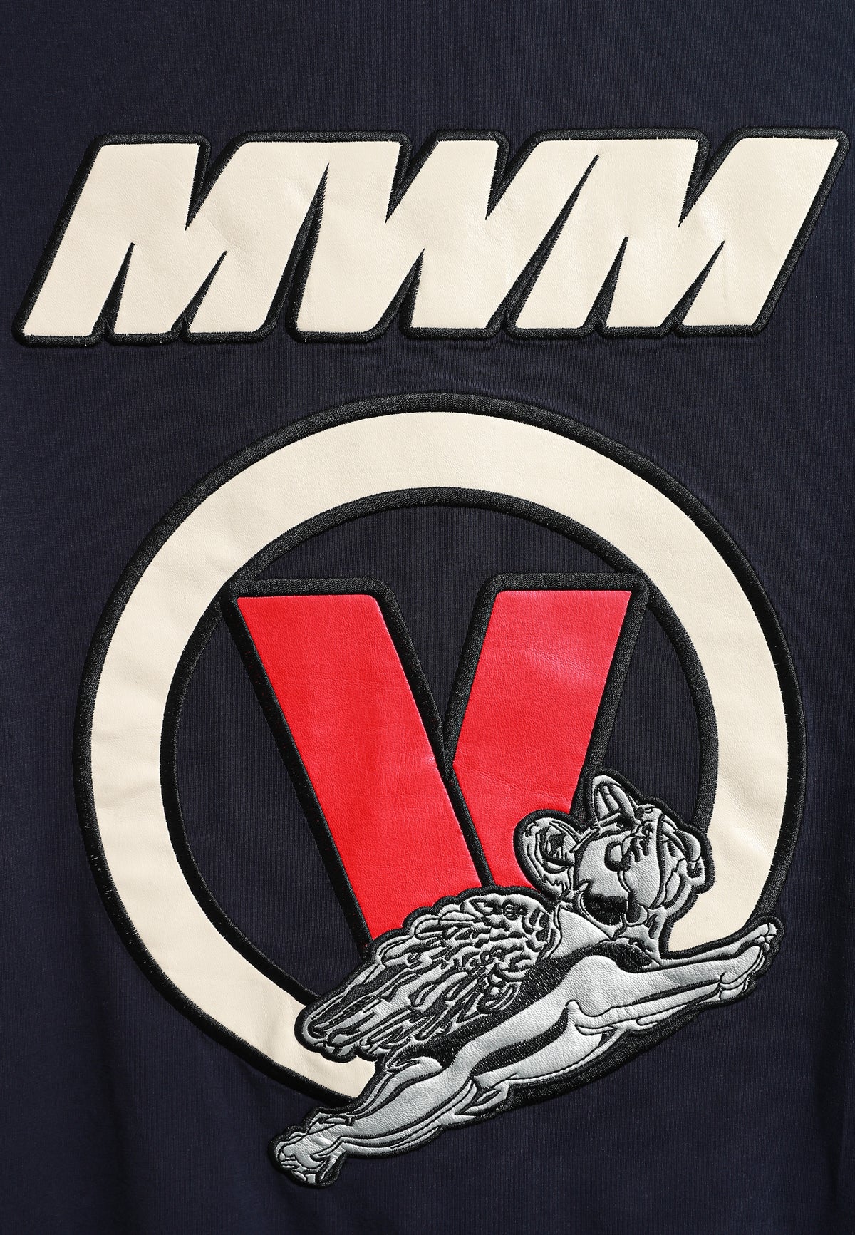 Camiseta Vanguard Dogs VDOG de corte regular con bulldog y aplicaciones efecto piel en la espalda | MWM [PS_COLORS:NAVY]