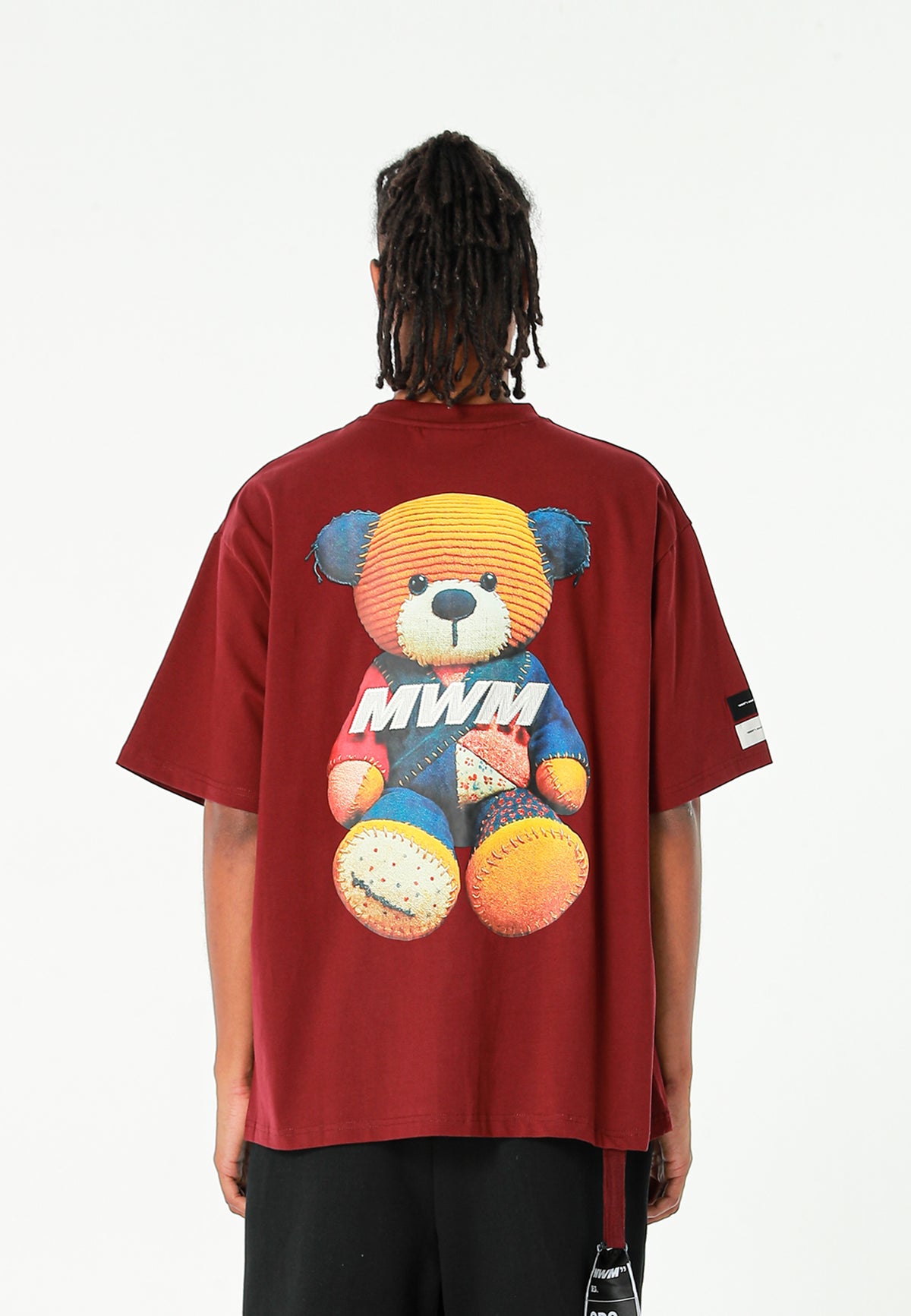 Camiseta TEDDY de corte regular con print patchwork 3D en la espalda | MWM [PS_COLORS:BURGUNDY]