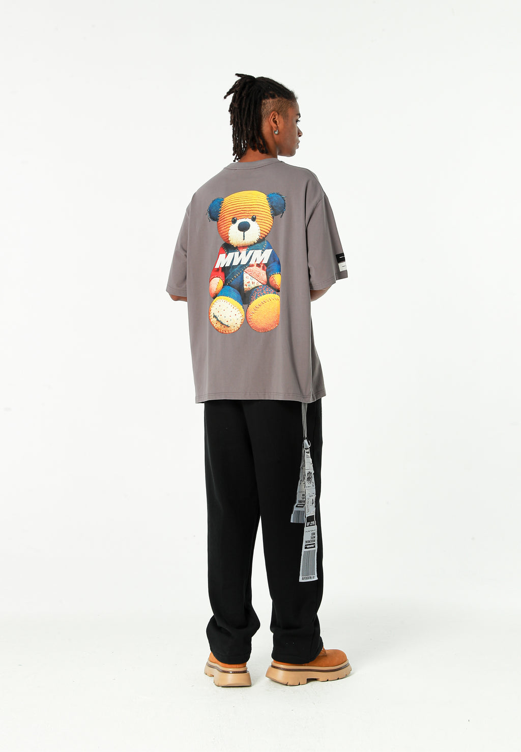 Camiseta TEDDY de corte regular con print patchwork 3D en la espalda | MWM [PS_COLORS:GREY]
