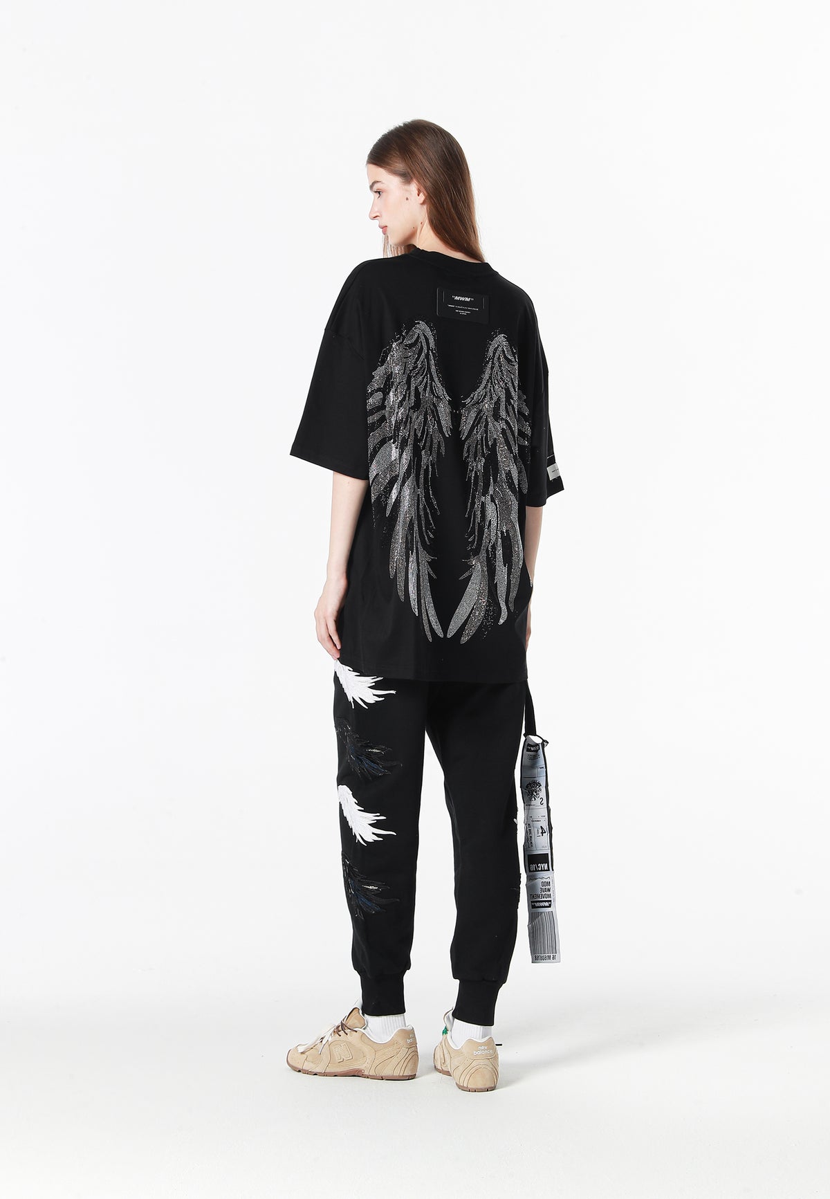 Camiseta Wings de corte relajado con alas de strass en la espalda | MWM [PS_COLORS:BLACK]