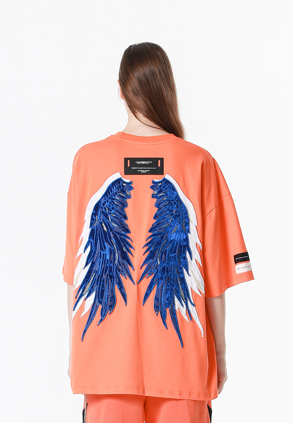Camiseta Wings de corte relajado con estrellas frontales y doble parche de alas en la espalda | MWM [PS_COLORS:ORANGE]