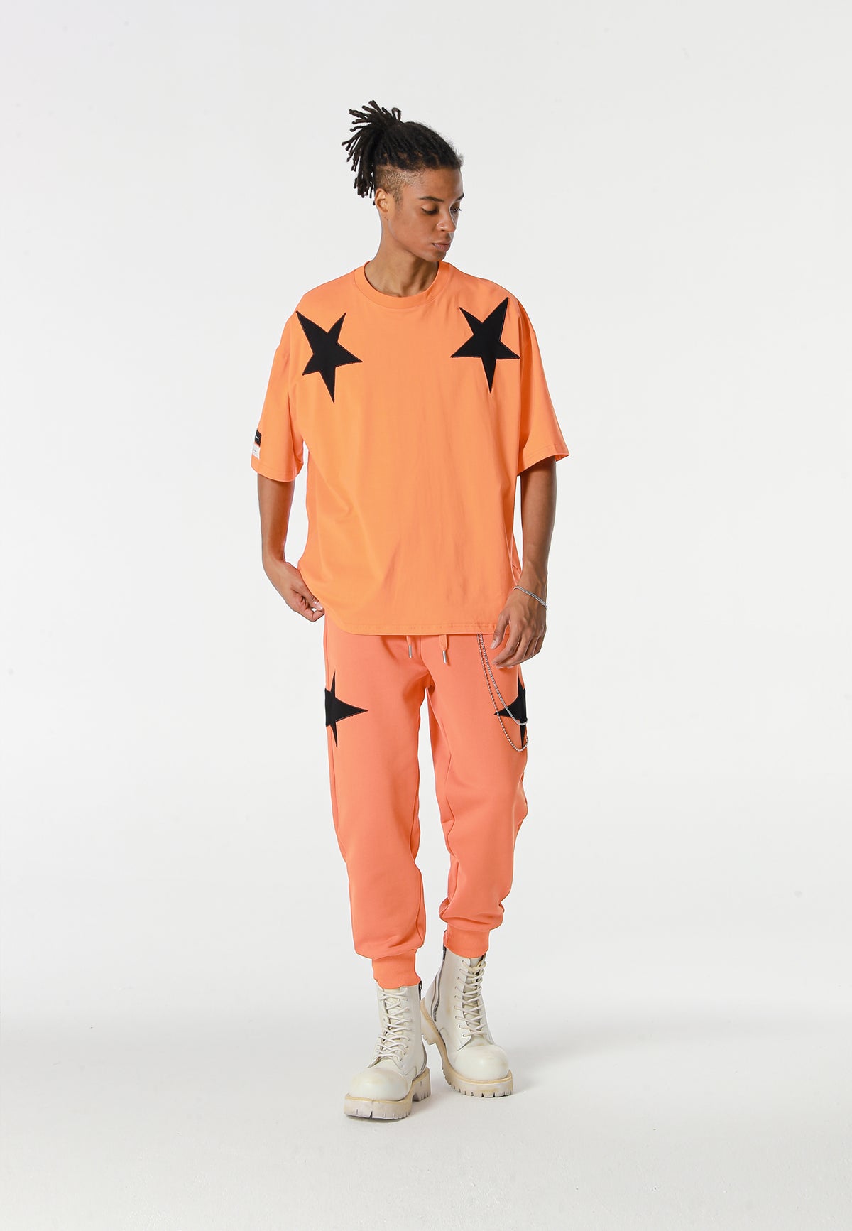 Camiseta Wings de corte relajado con estrellas frontales y doble parche de alas en la espalda | MWM [PS_COLORS:ORANGE]