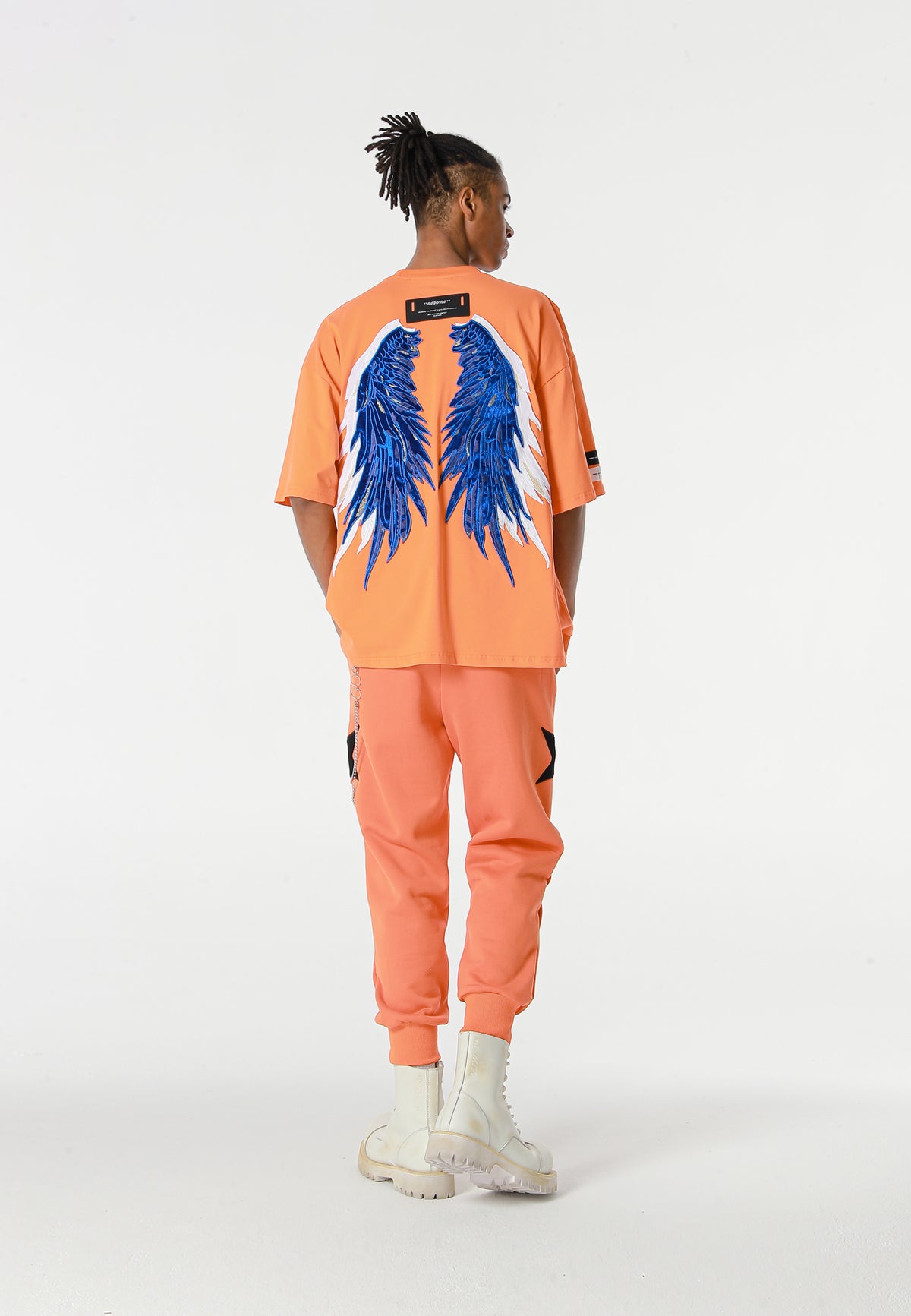 Camiseta Wings de corte relajado con estrellas frontales y doble parche de alas en la espalda | MWM [PS_COLORS:ORANGE]