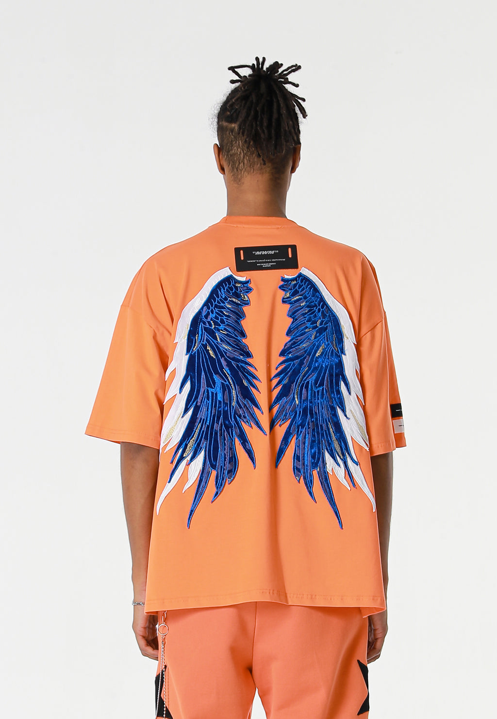 Camiseta Wings de corte relajado con estrellas frontales y doble parche de alas en la espalda | MWM [PS_COLORS:ORANGE]