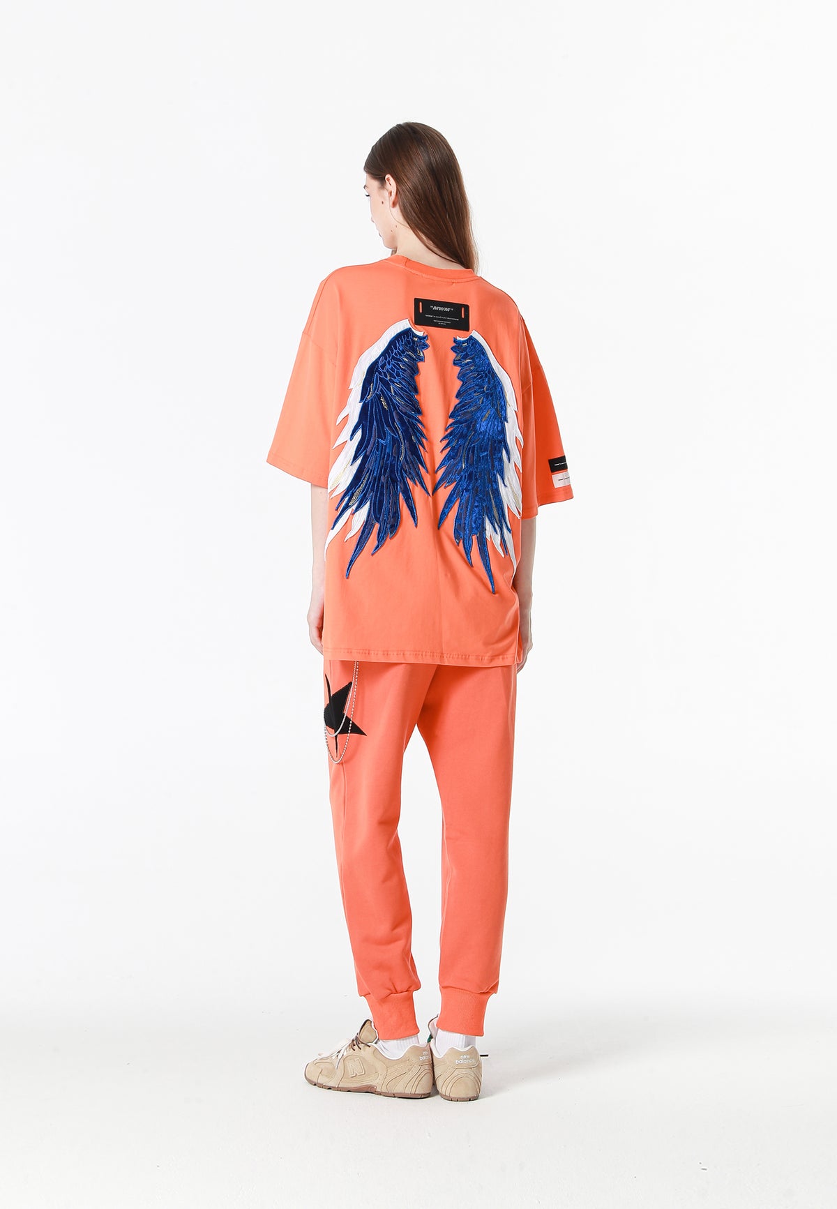 Camiseta Wings de corte relajado con estrellas frontales y doble parche de alas en la espalda | MWM [PS_COLORS:ORANGE]