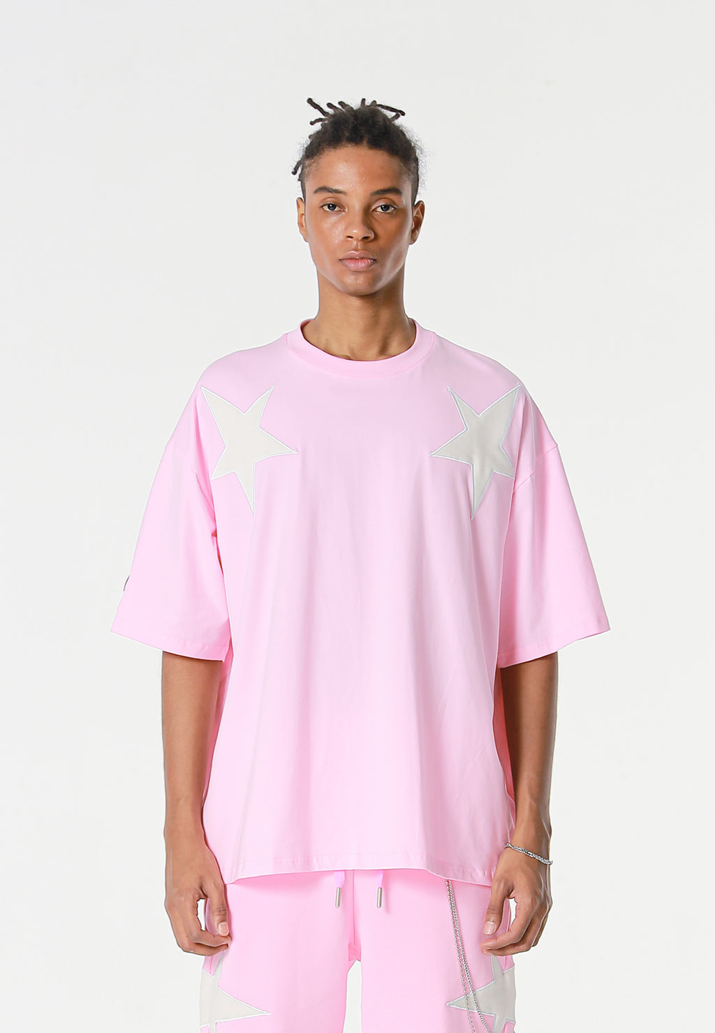 Camiseta Wings de corte relajado con estrellas frontales y doble parche de alas en la espalda | MWM [PS_COLORS:PINK]