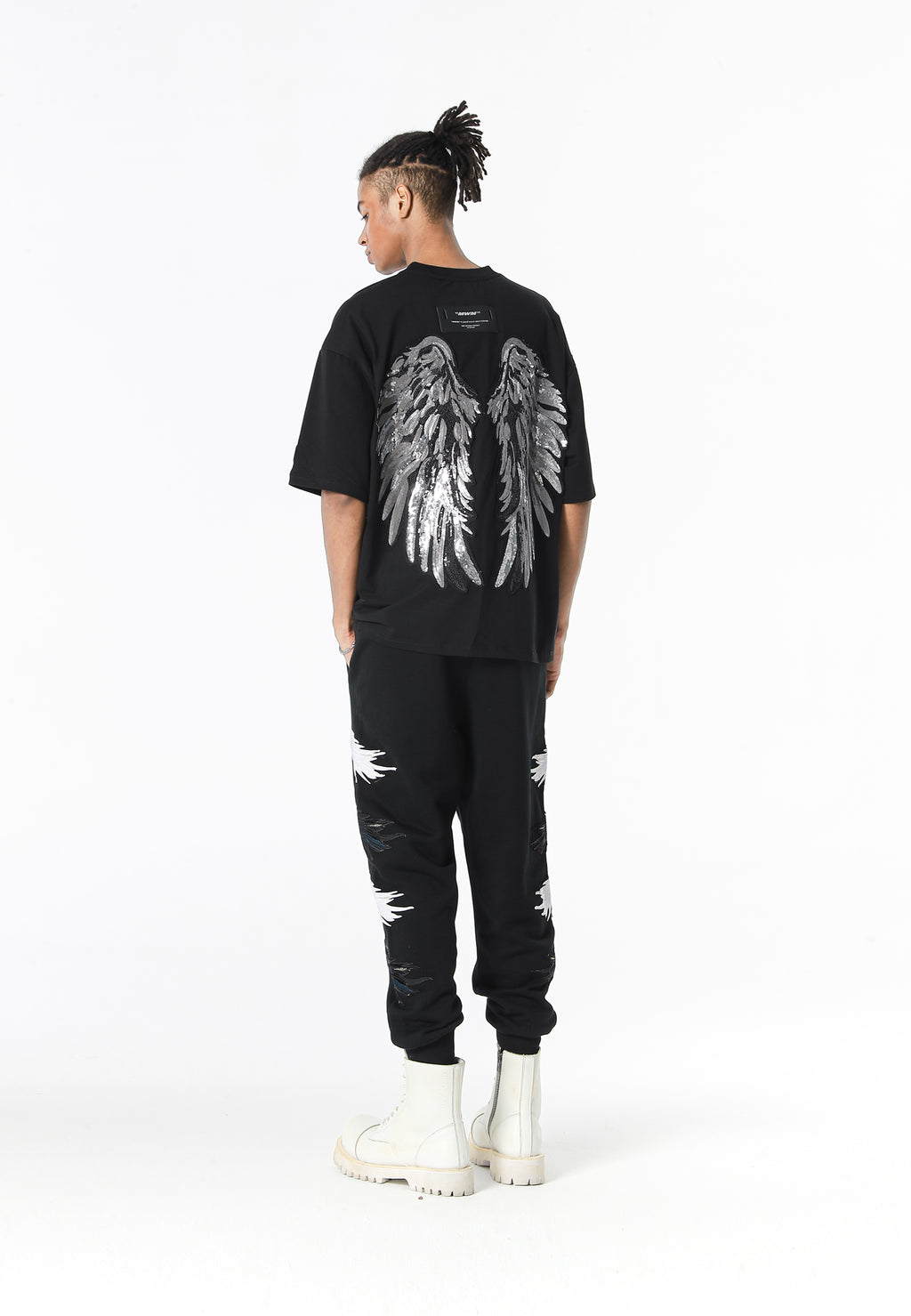 Camiseta Wings de corte relajado con alas de tachuelas en la espalda | MWM [PS_COLORS:BLACK]