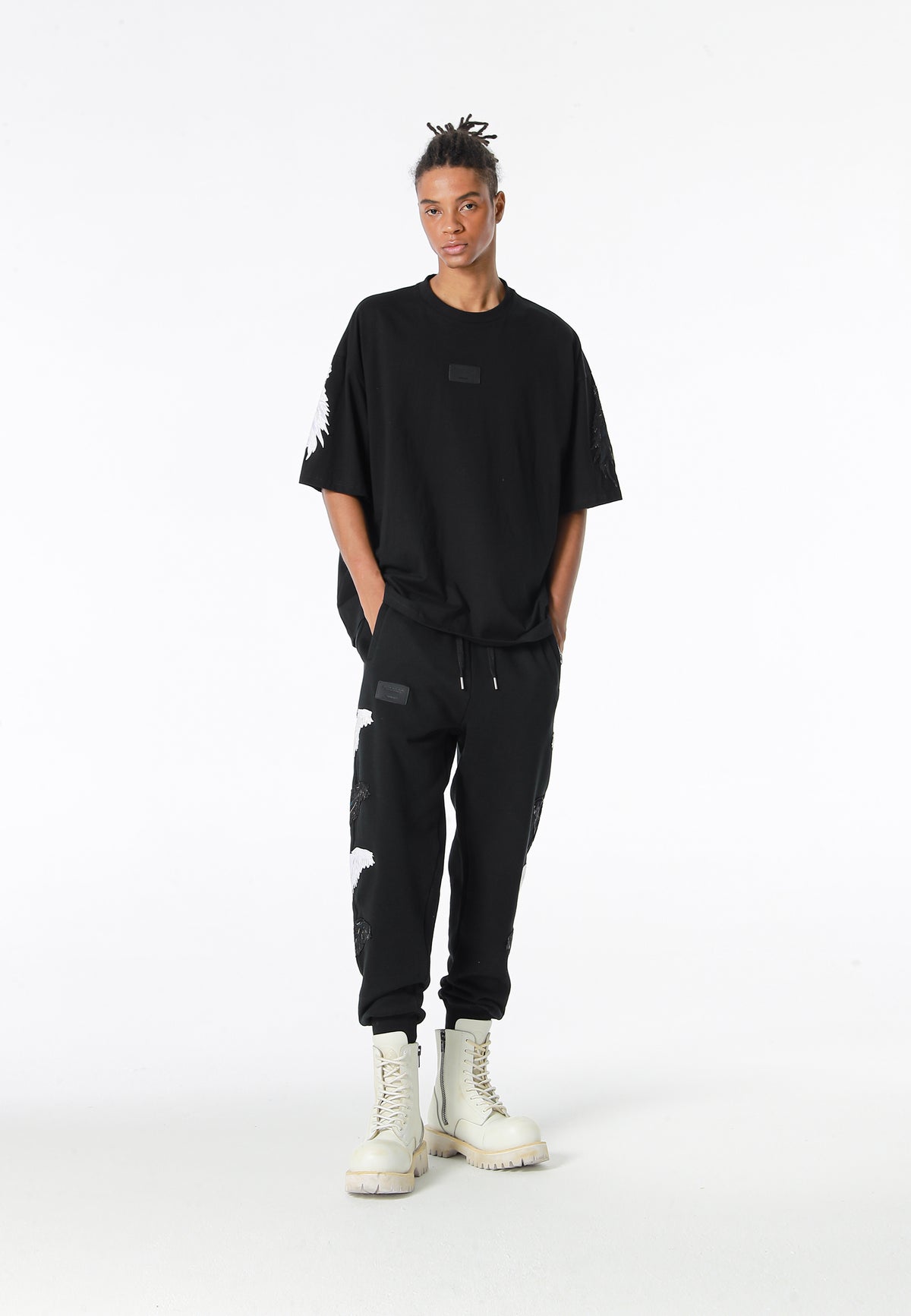 Camiseta Wings de corte relajado con parches Mini Wings en las mangas | MWM [PS_COLORS:BLACK]