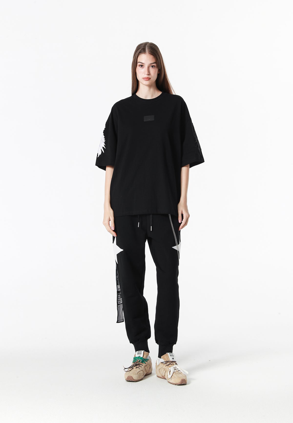 Camiseta Wings de corte relajado con parches Mini Wings en las mangas | MWM [PS_COLORS:BLACK]