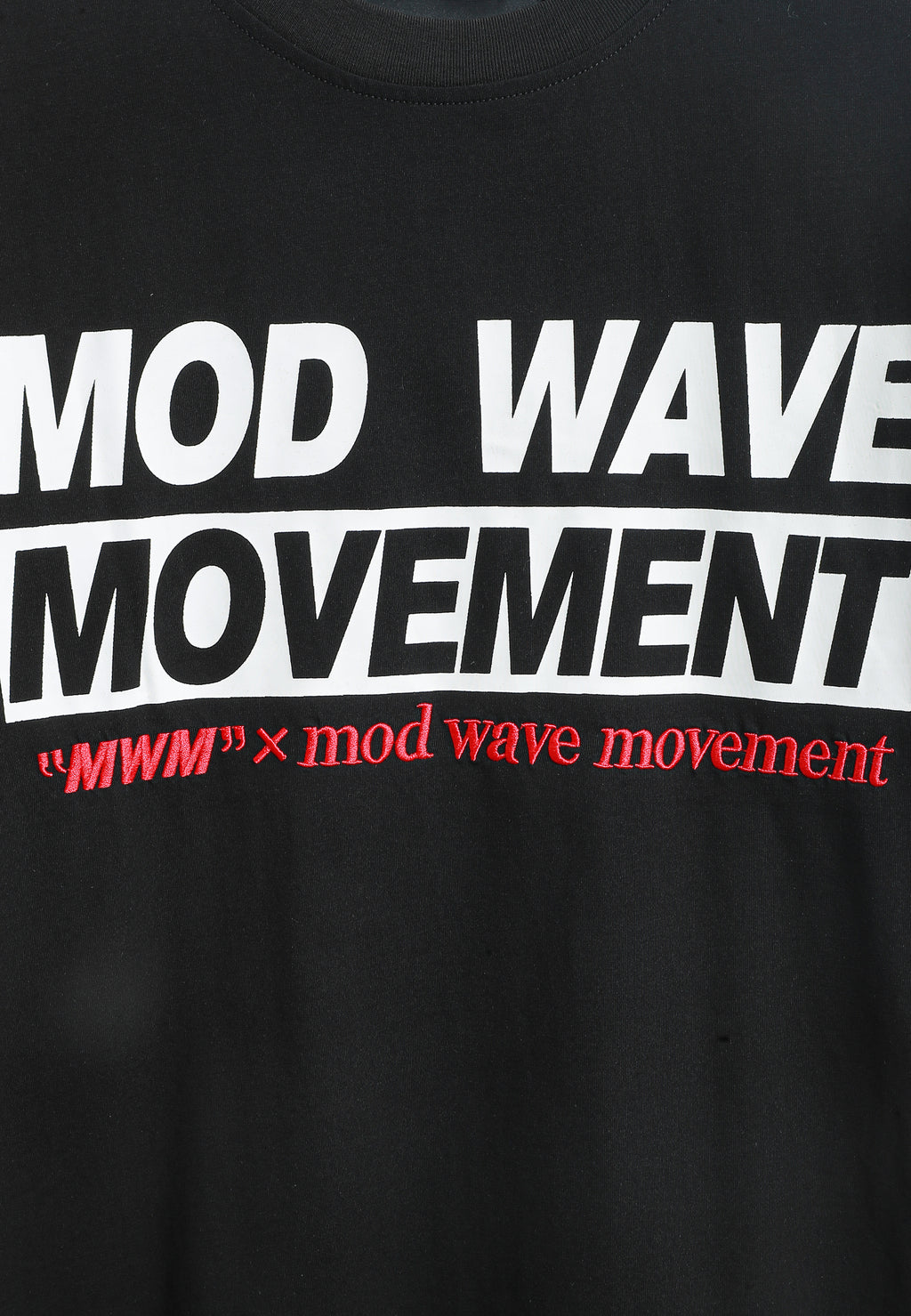 Camiseta TEDDY de corte regular con bordado frontal y print Streetwear Dog en la espalda | MWM [PS_COLORS:BLACK]